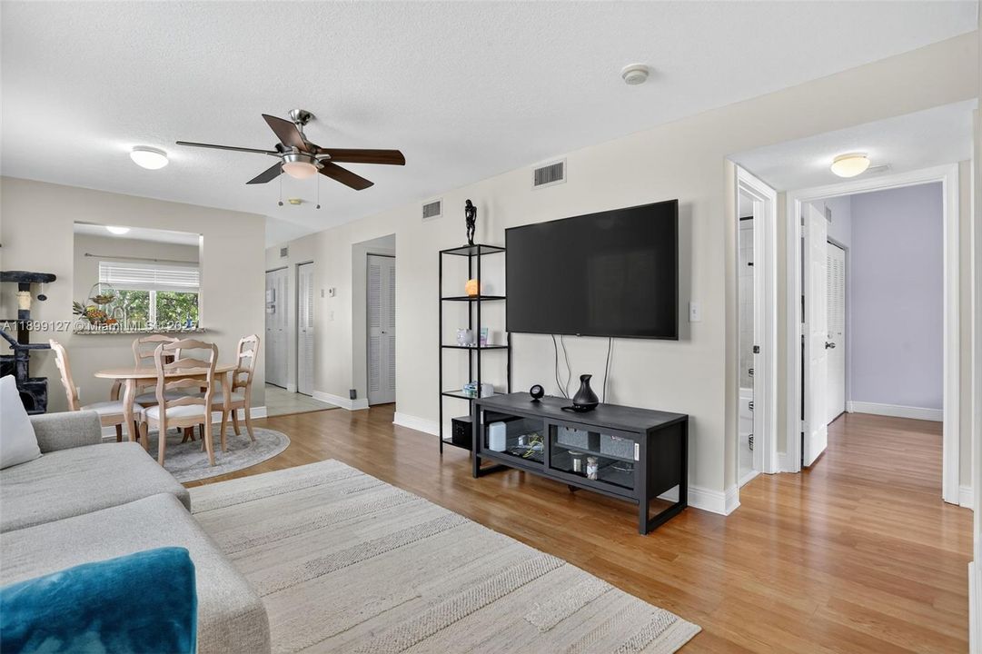 For Sale: $350,000 (3 beds, 2 baths, 1100 Square Feet)