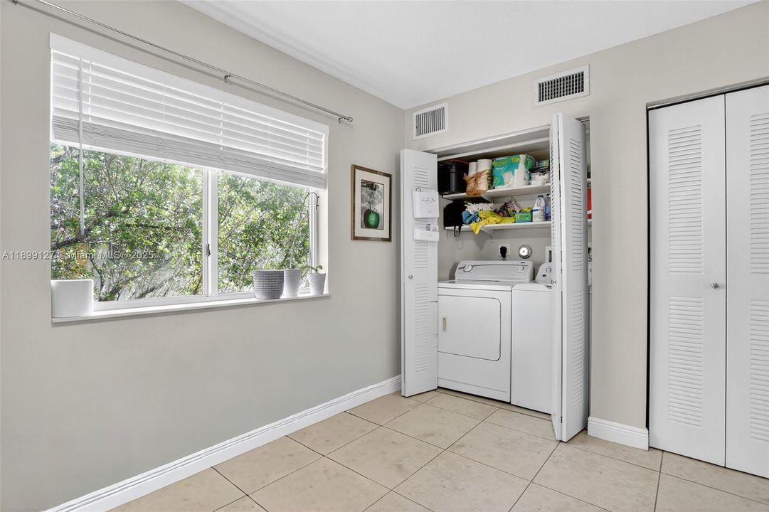 For Sale: $350,000 (3 beds, 2 baths, 1100 Square Feet)