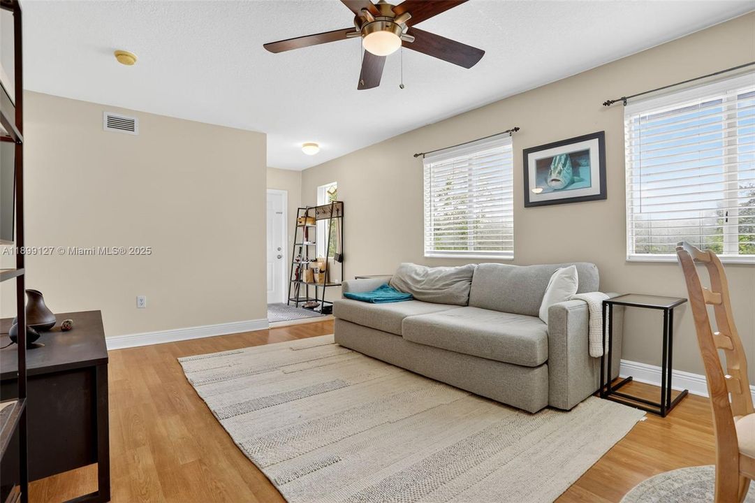 For Sale: $350,000 (3 beds, 2 baths, 1100 Square Feet)