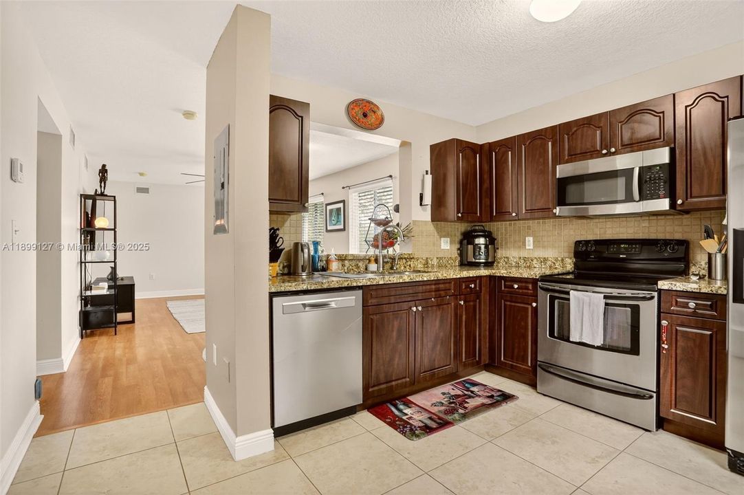 For Sale: $350,000 (3 beds, 2 baths, 1100 Square Feet)