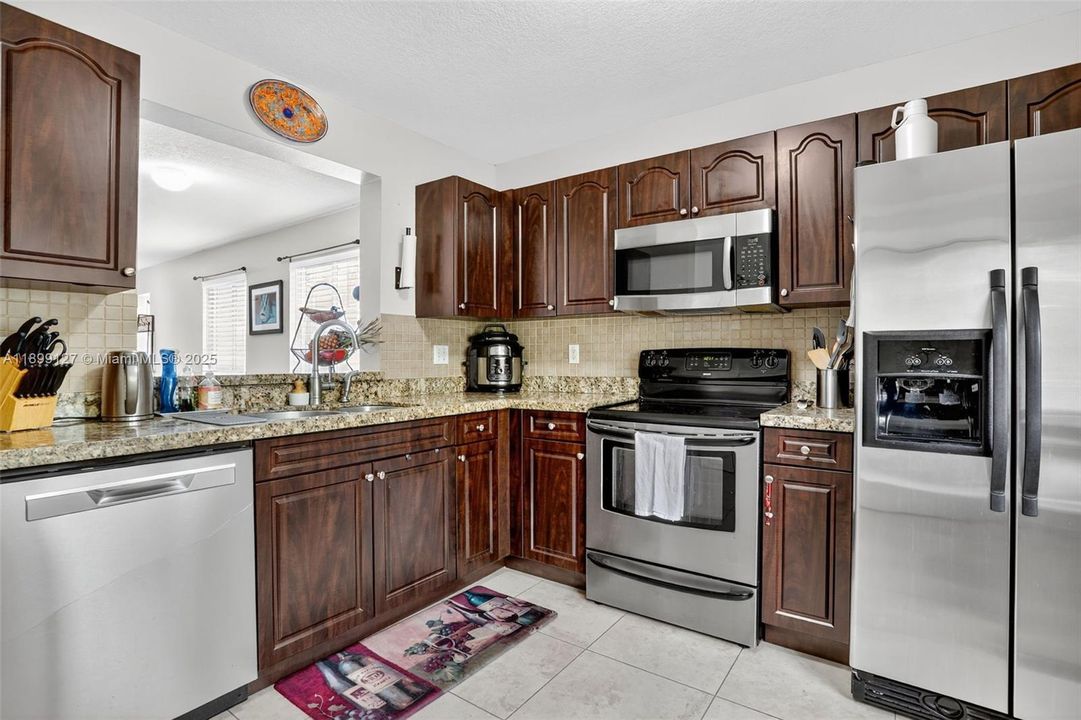 For Sale: $350,000 (3 beds, 2 baths, 1100 Square Feet)