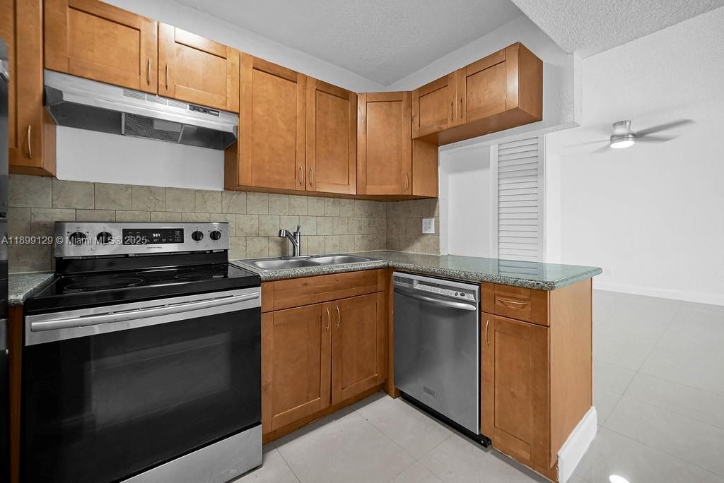 Recently Rented: $1,895 (2 beds, 1 baths, 827 Square Feet)