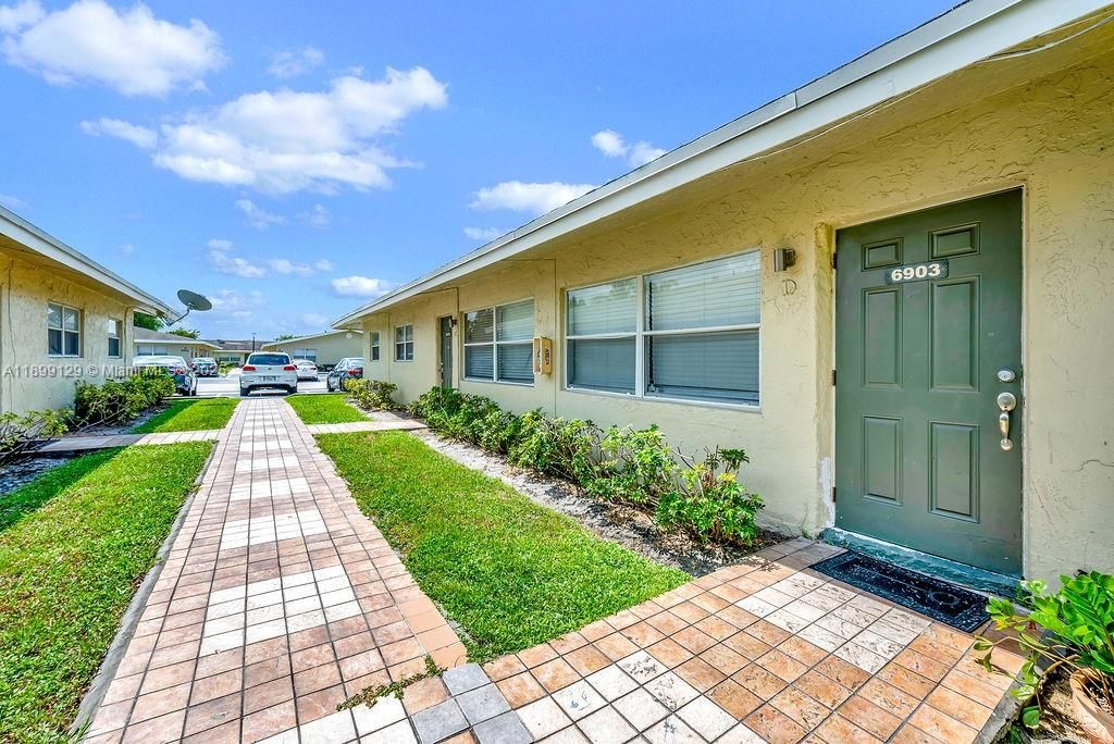 Recently Rented: $1,895 (2 beds, 1 baths, 827 Square Feet)