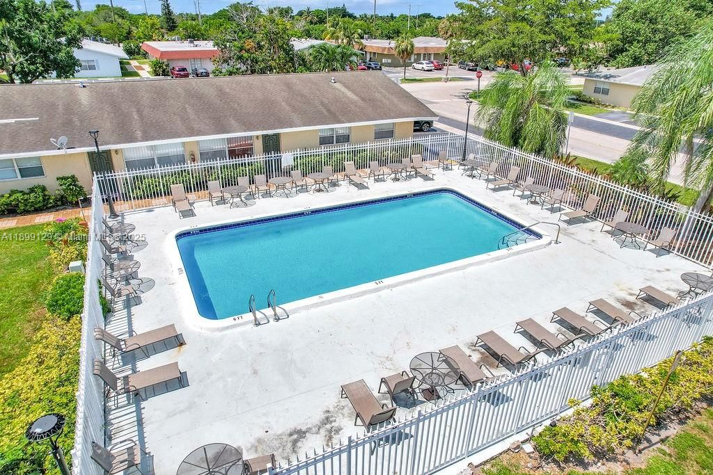 Recently Rented: $1,895 (2 beds, 1 baths, 827 Square Feet)