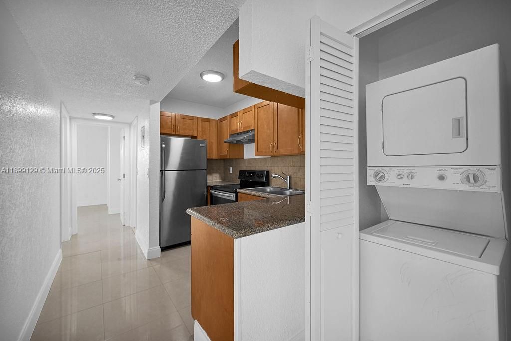 Recently Rented: $1,895 (2 beds, 1 baths, 827 Square Feet)