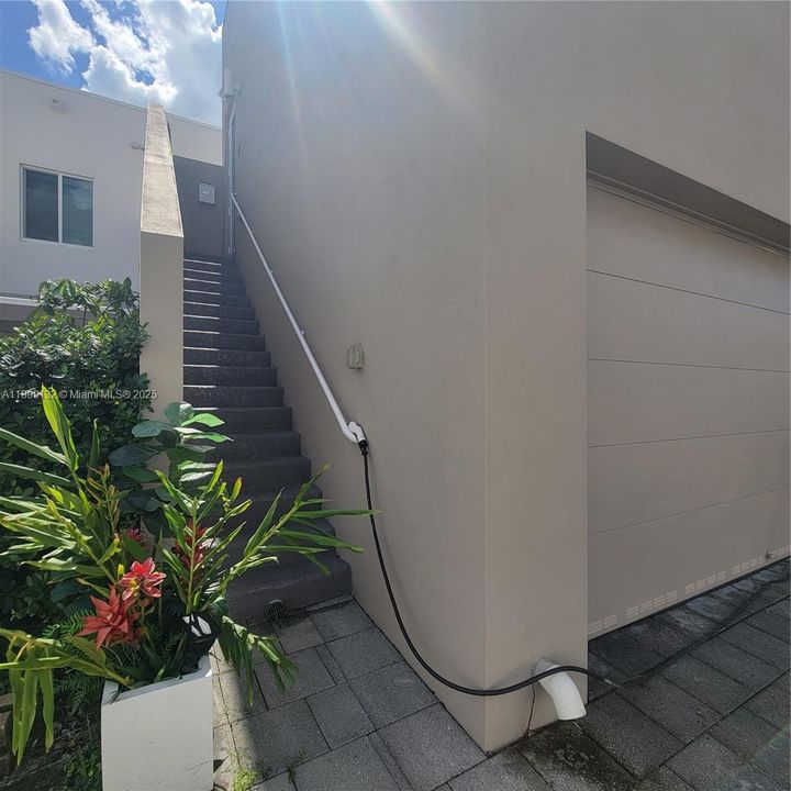 For Rent: $1,900 (0 beds, 1 baths, 2379 Square Feet)