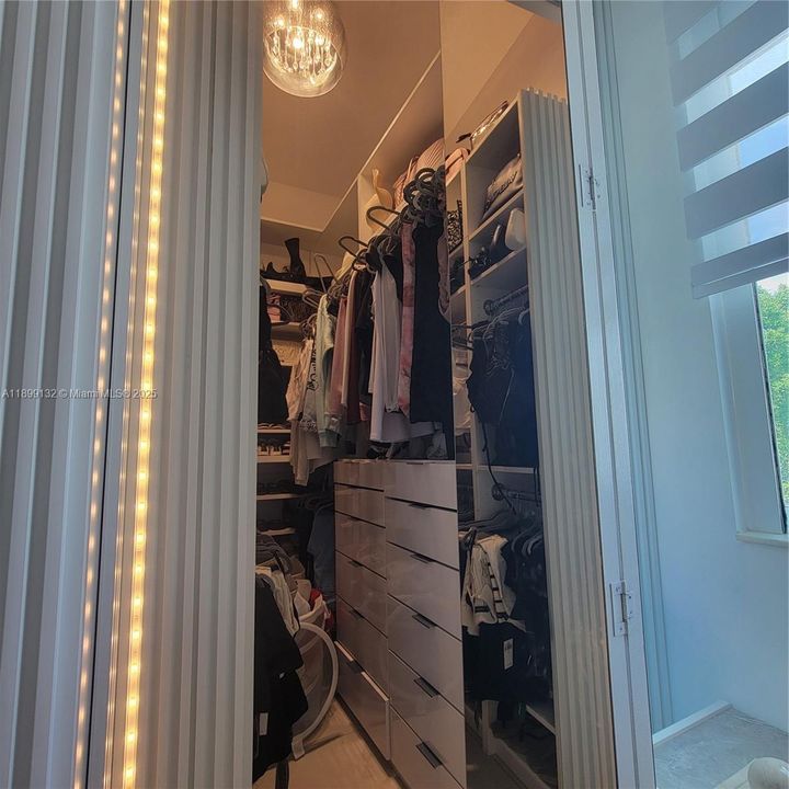 For Rent: $1,900 (0 beds, 1 baths, 2379 Square Feet)