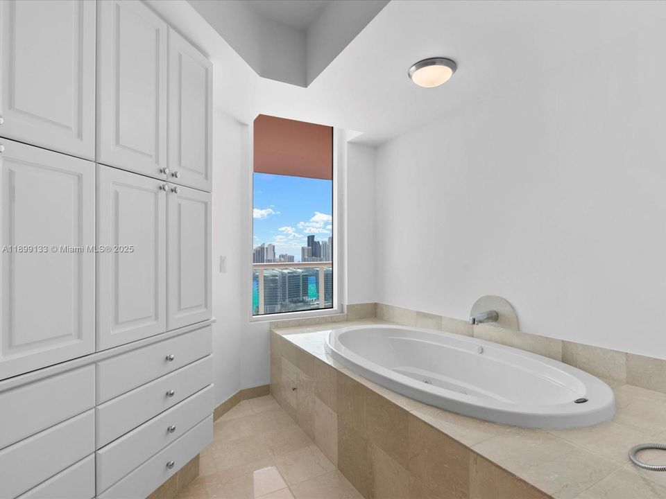 For Sale: $3,395,000 (4 beds, 4 baths, 4080 Square Feet)