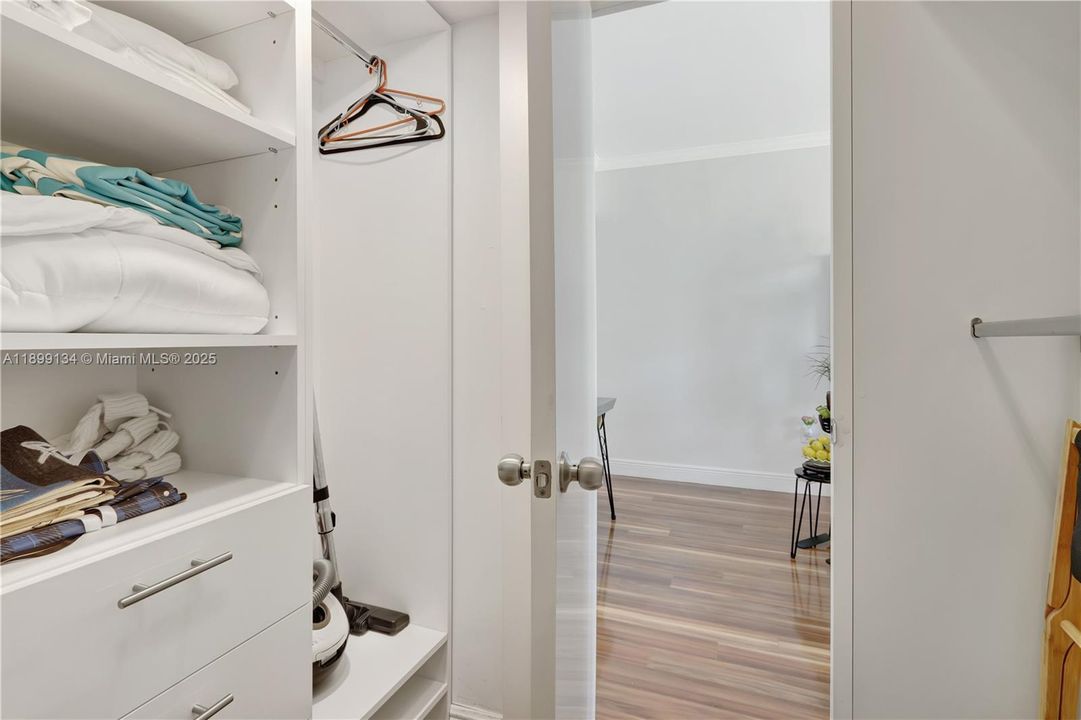 For Rent: $2,400 (0 beds, 1 baths, 440 Square Feet)