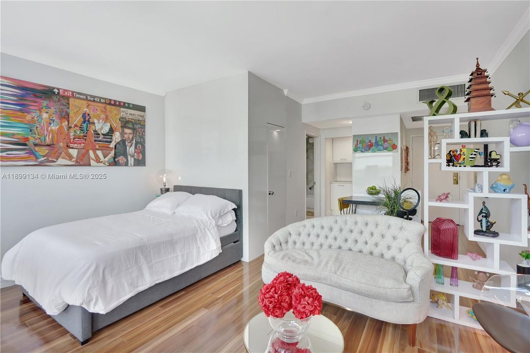 For Rent: $2,400 (0 beds, 1 baths, 440 Square Feet)