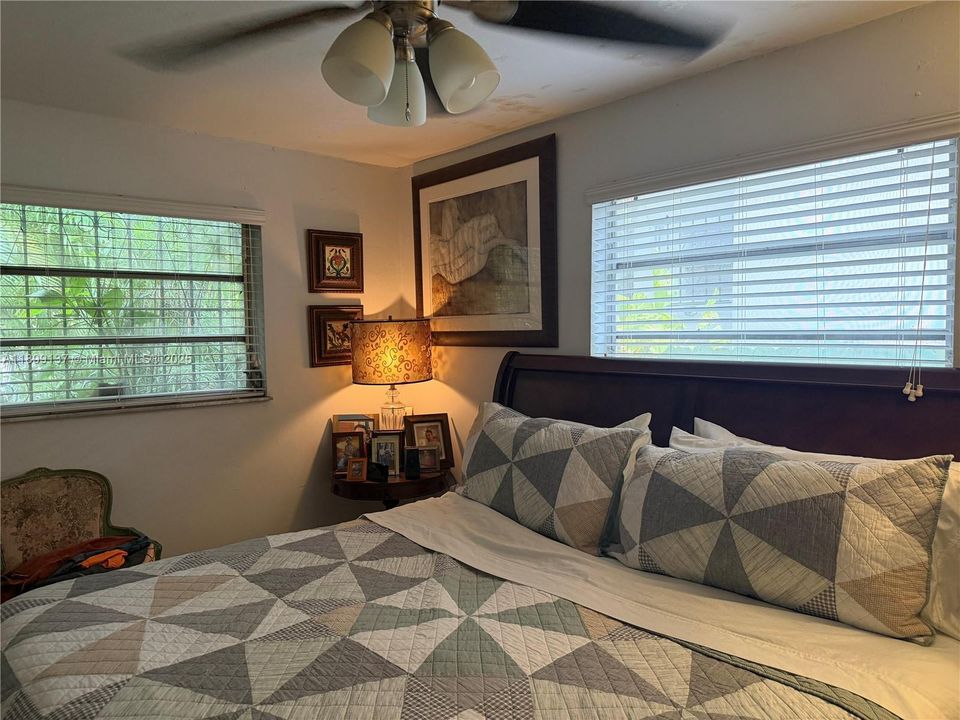 待售: $1,100,000 (5 贝兹, 3 浴室, 2646 平方英尺)