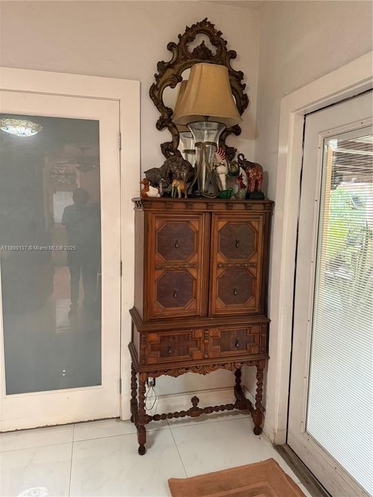 待售: $1,100,000 (5 贝兹, 3 浴室, 2646 平方英尺)