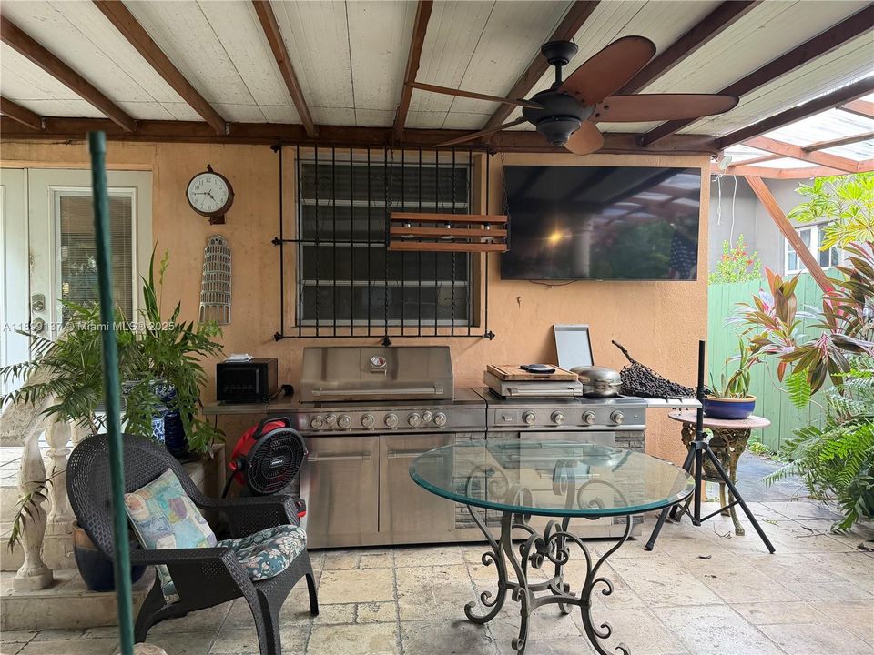 待售: $1,100,000 (5 贝兹, 3 浴室, 2646 平方英尺)