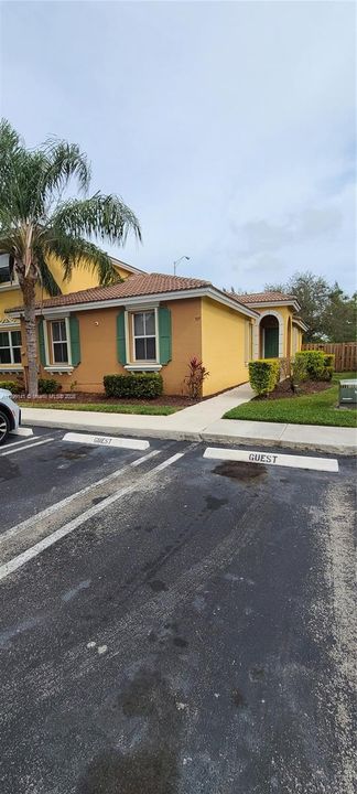 For Rent: $2,200 (3 beds, 2 baths, 1298 Square Feet)