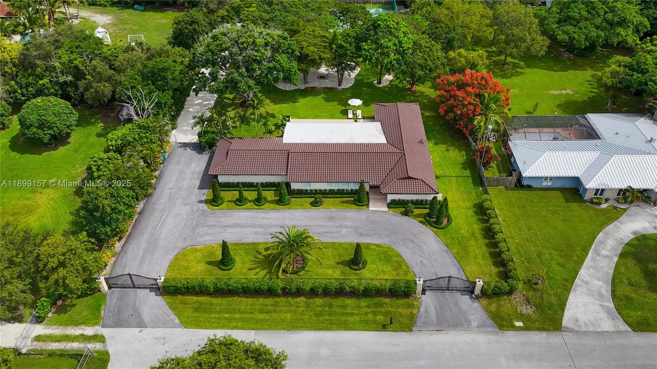 En Venta: $1,995,000 (5 camas, 4 baños, 3330 Pies cuadrados)