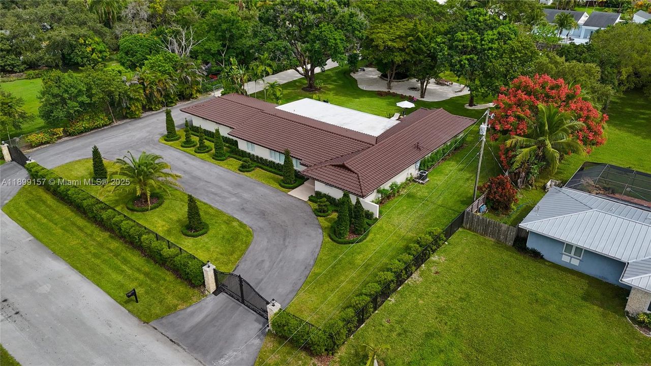 En Venta: $1,995,000 (5 camas, 4 baños, 3330 Pies cuadrados)