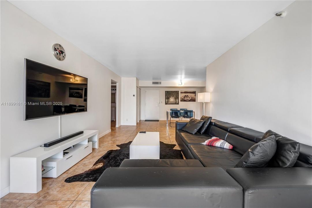 For Sale: $550,000 (2 beds, 2 baths, 1240 Square Feet)