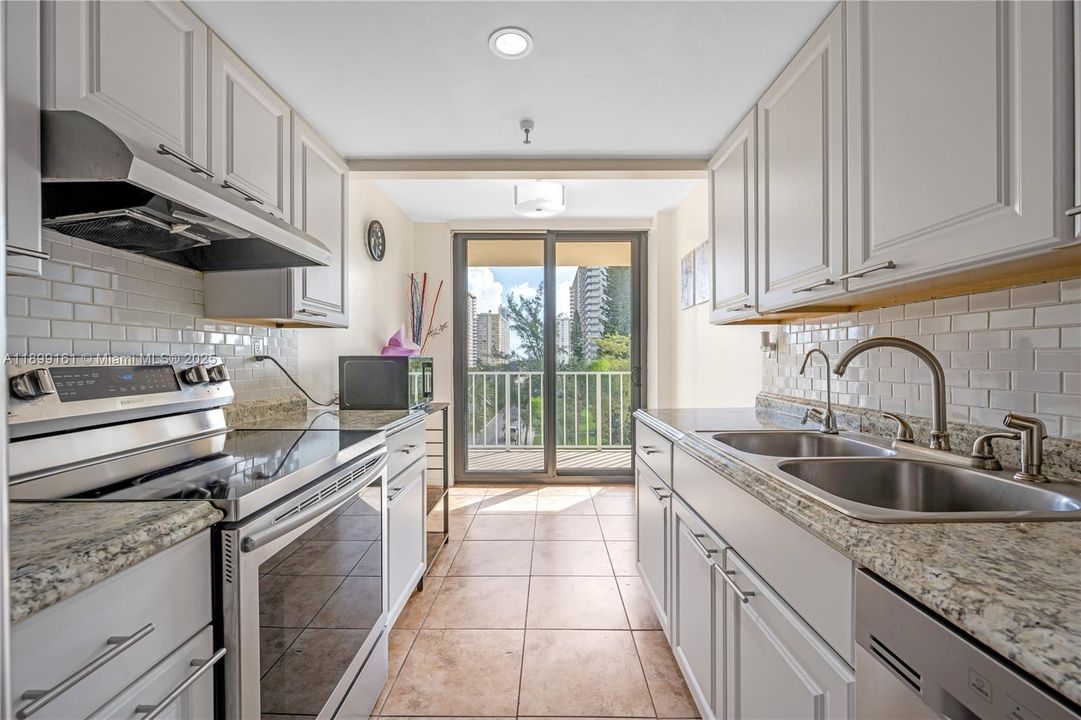 For Sale: $550,000 (2 beds, 2 baths, 1240 Square Feet)