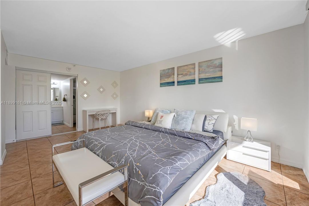 For Sale: $550,000 (2 beds, 2 baths, 1240 Square Feet)