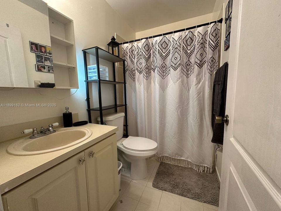 合同活跃: $500,000 (3 贝兹, 2 浴室, 1250 平方英尺)