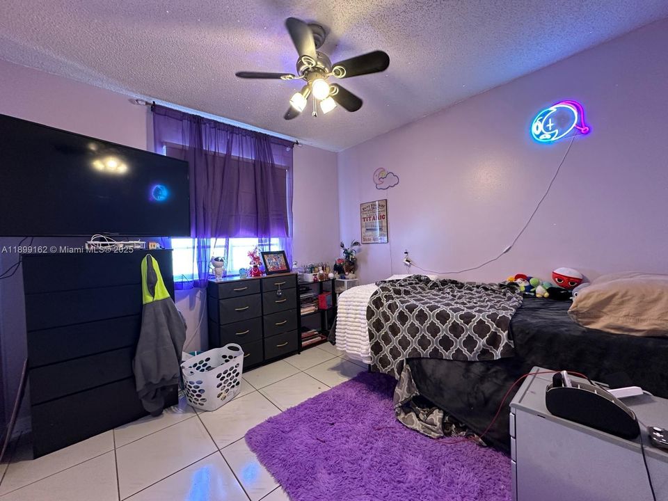 合同活跃: $500,000 (3 贝兹, 2 浴室, 1250 平方英尺)