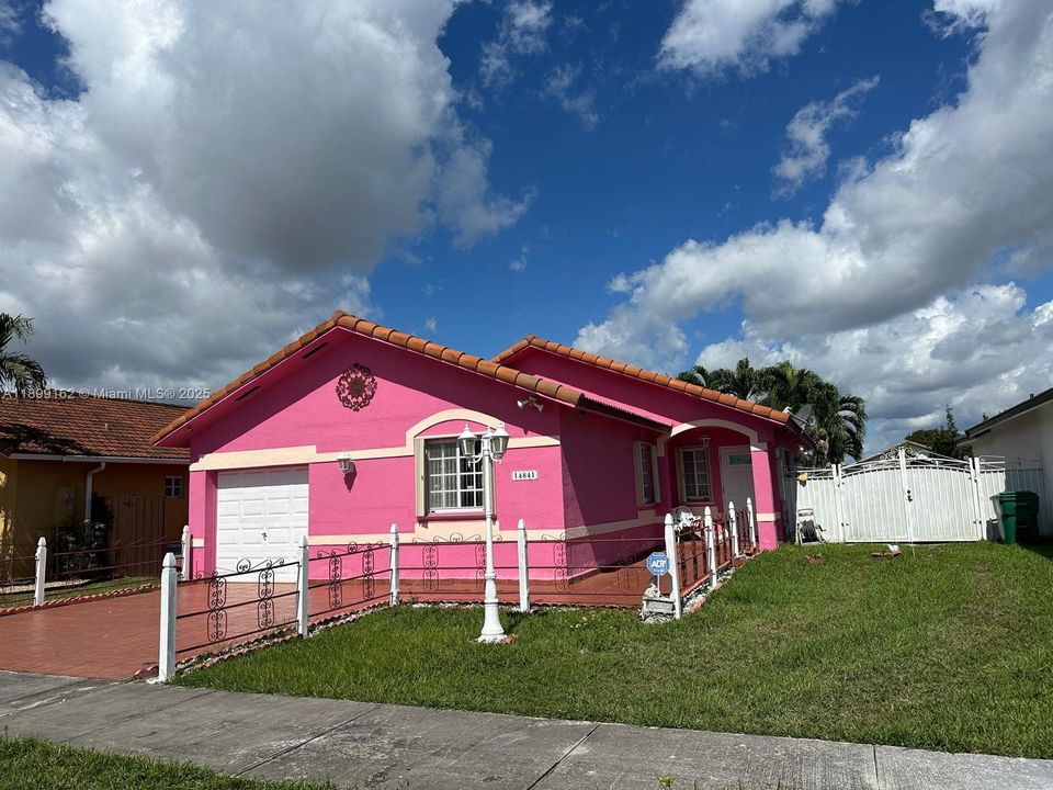 合同活跃: $500,000 (3 贝兹, 2 浴室, 1250 平方英尺)