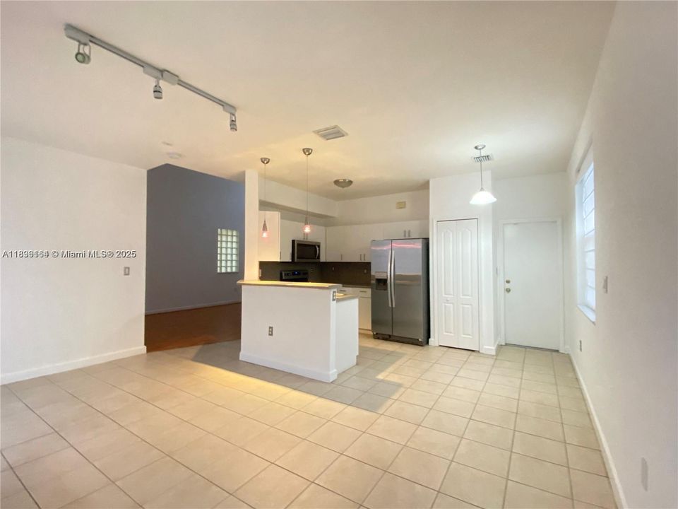 Recently Rented: $3,550 (3 beds, 2 baths, 1761 Square Feet)