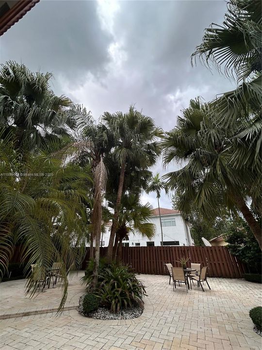 En Venta: $1,275,000 (4 camas, 3 baños, 2401 Pies cuadrados)