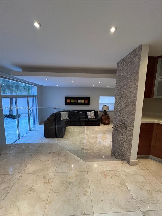 En Venta: $1,275,000 (4 camas, 3 baños, 2401 Pies cuadrados)