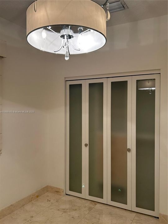 En Venta: $1,275,000 (4 camas, 3 baños, 2401 Pies cuadrados)