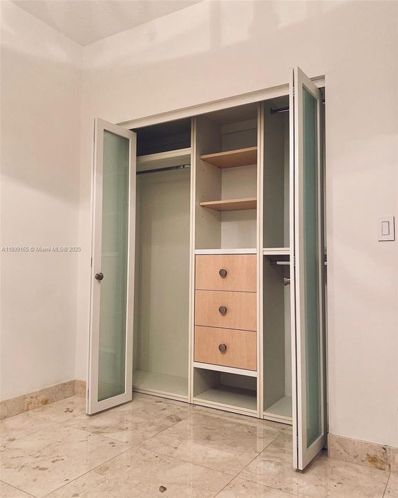 En Venta: $1,275,000 (4 camas, 3 baños, 2401 Pies cuadrados)