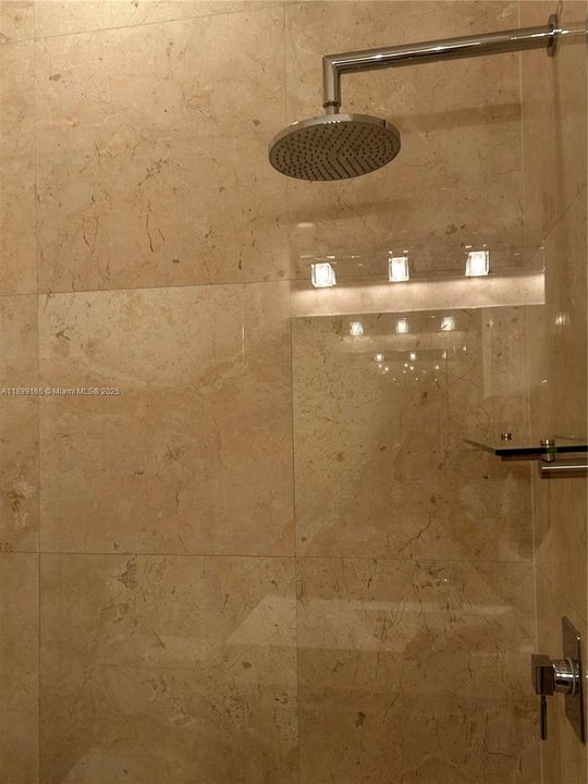 En Venta: $1,275,000 (4 camas, 3 baños, 2401 Pies cuadrados)