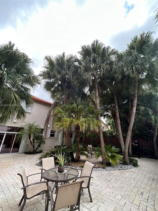 En Venta: $1,275,000 (4 camas, 3 baños, 2401 Pies cuadrados)