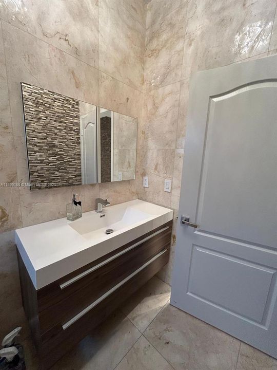 En Venta: $1,275,000 (4 camas, 3 baños, 2401 Pies cuadrados)