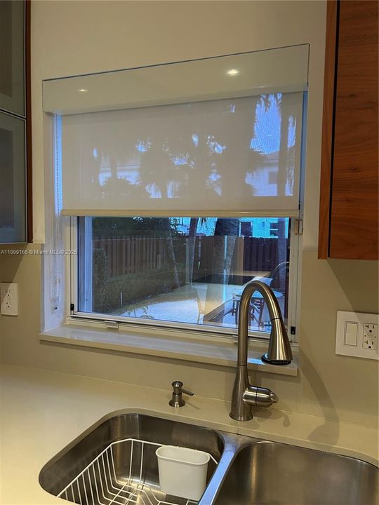 En Venta: $1,275,000 (4 camas, 3 baños, 2401 Pies cuadrados)