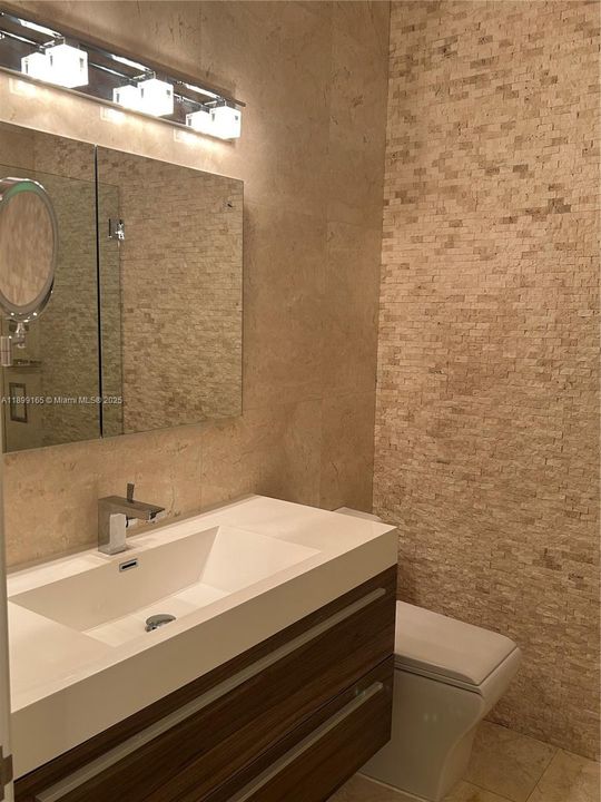 En Venta: $1,275,000 (4 camas, 3 baños, 2401 Pies cuadrados)