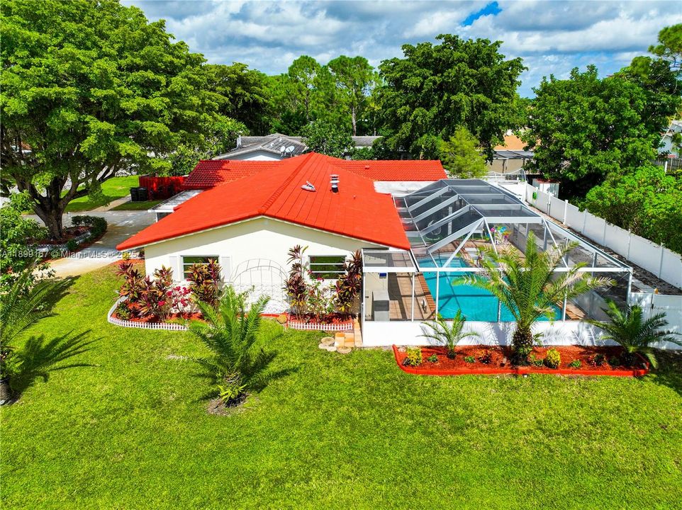 Под контрактом: $585,000 (4 спален, 2 ванн, 1603 Квадратных фут)