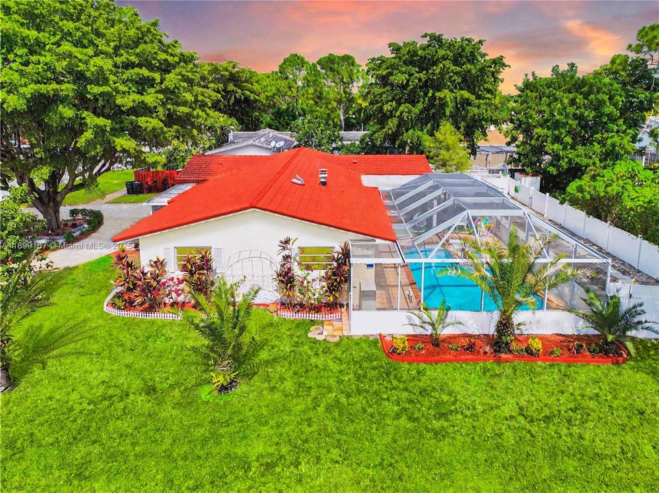 Под контрактом: $585,000 (4 спален, 2 ванн, 1603 Квадратных фут)