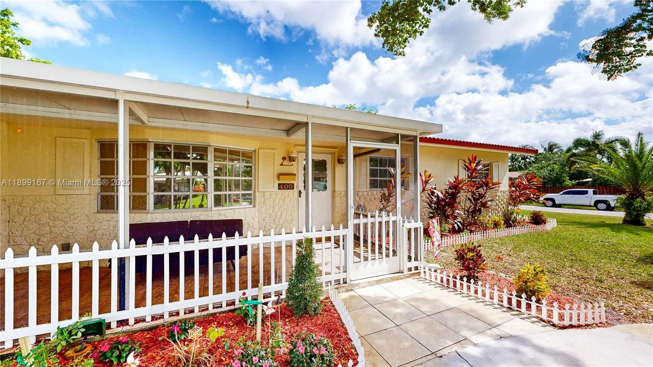 Под контрактом: $585,000 (4 спален, 2 ванн, 1603 Квадратных фут)