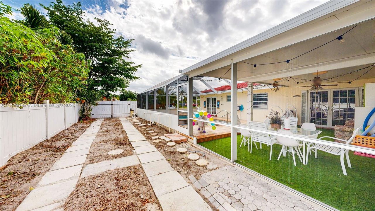 Под контрактом: $585,000 (4 спален, 2 ванн, 1603 Квадратных фут)