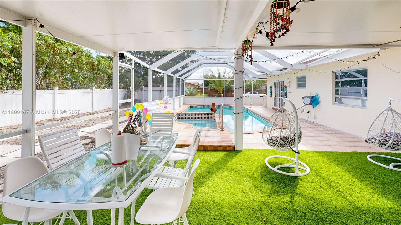 Под контрактом: $585,000 (4 спален, 2 ванн, 1603 Квадратных фут)