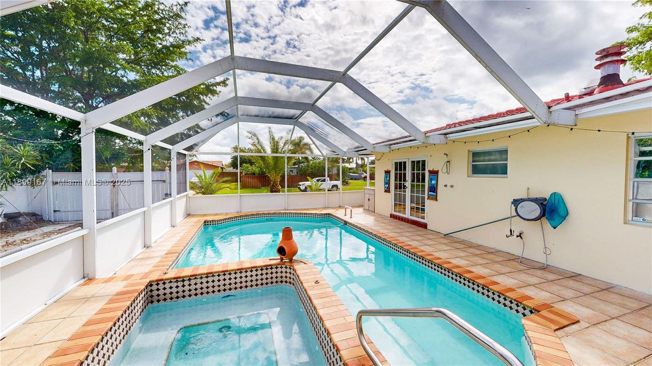 Под контрактом: $585,000 (4 спален, 2 ванн, 1603 Квадратных фут)