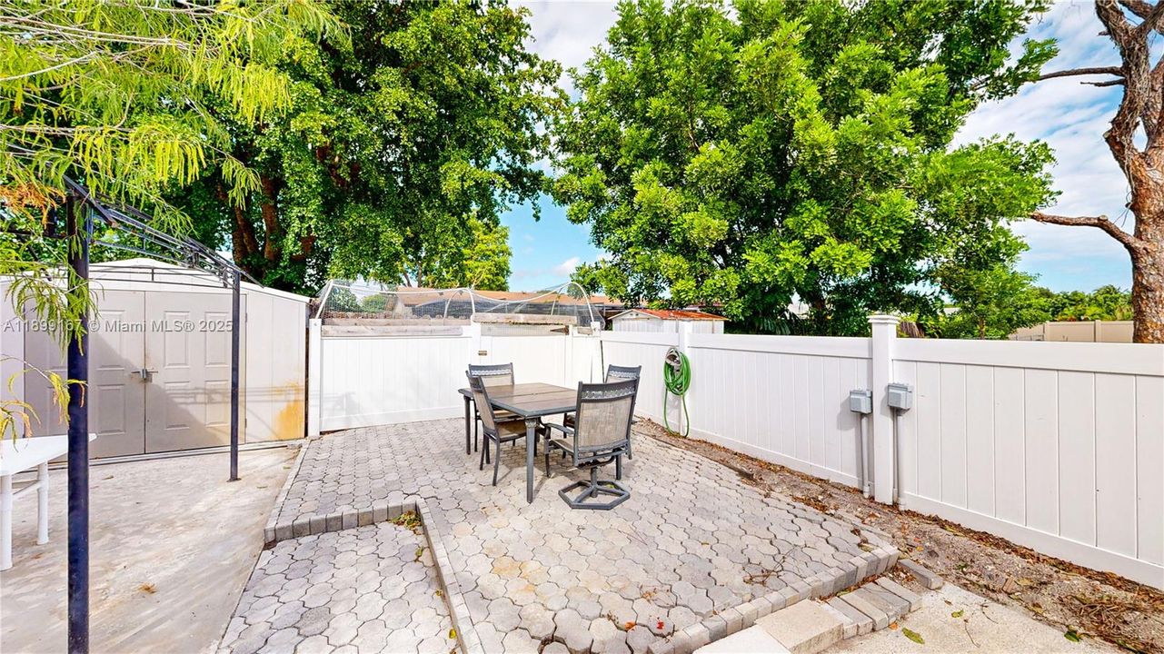 Под контрактом: $585,000 (4 спален, 2 ванн, 1603 Квадратных фут)