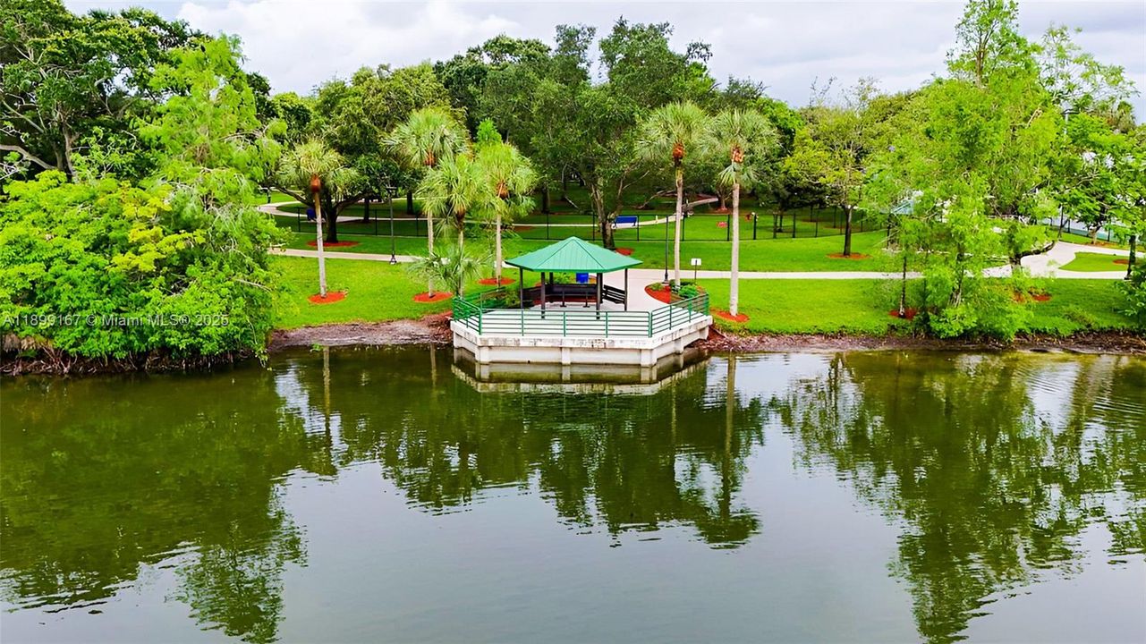 Под контрактом: $585,000 (4 спален, 2 ванн, 1603 Квадратных фут)