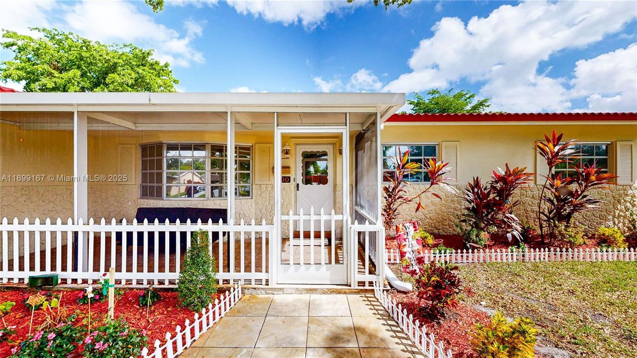 Под контрактом: $585,000 (4 спален, 2 ванн, 1603 Квадратных фут)