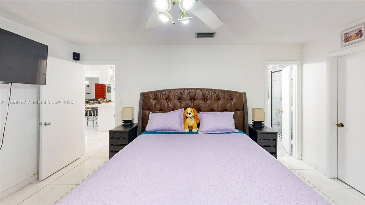 Под контрактом: $585,000 (4 спален, 2 ванн, 1603 Квадратных фут)