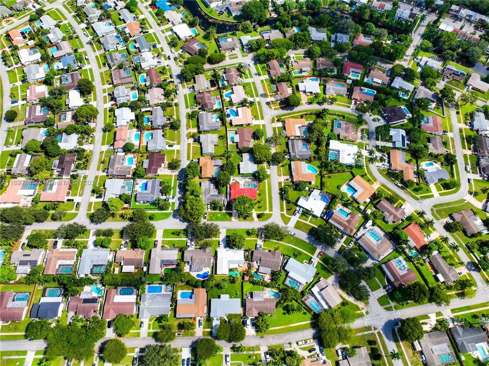 Под контрактом: $585,000 (4 спален, 2 ванн, 1603 Квадратных фут)