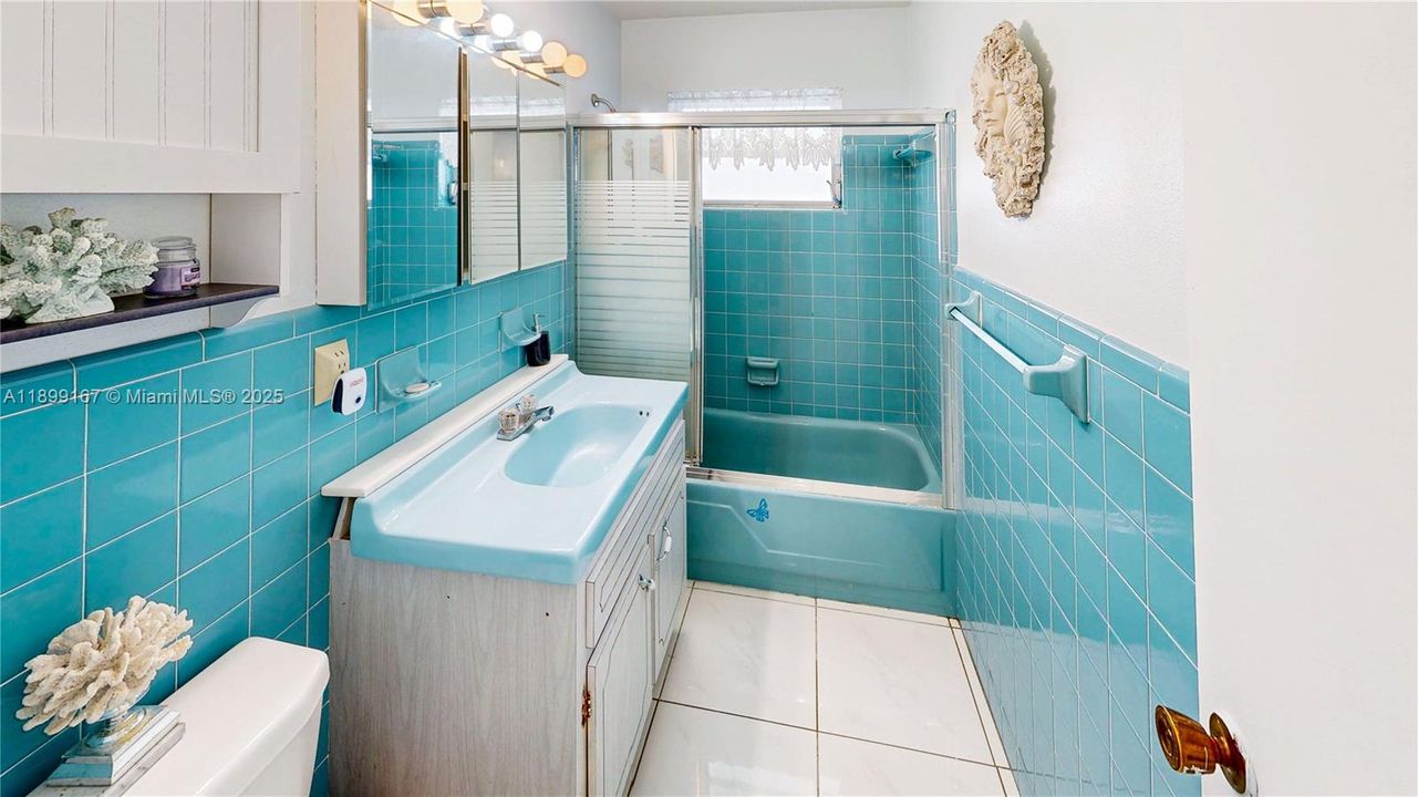 Под контрактом: $585,000 (4 спален, 2 ванн, 1603 Квадратных фут)