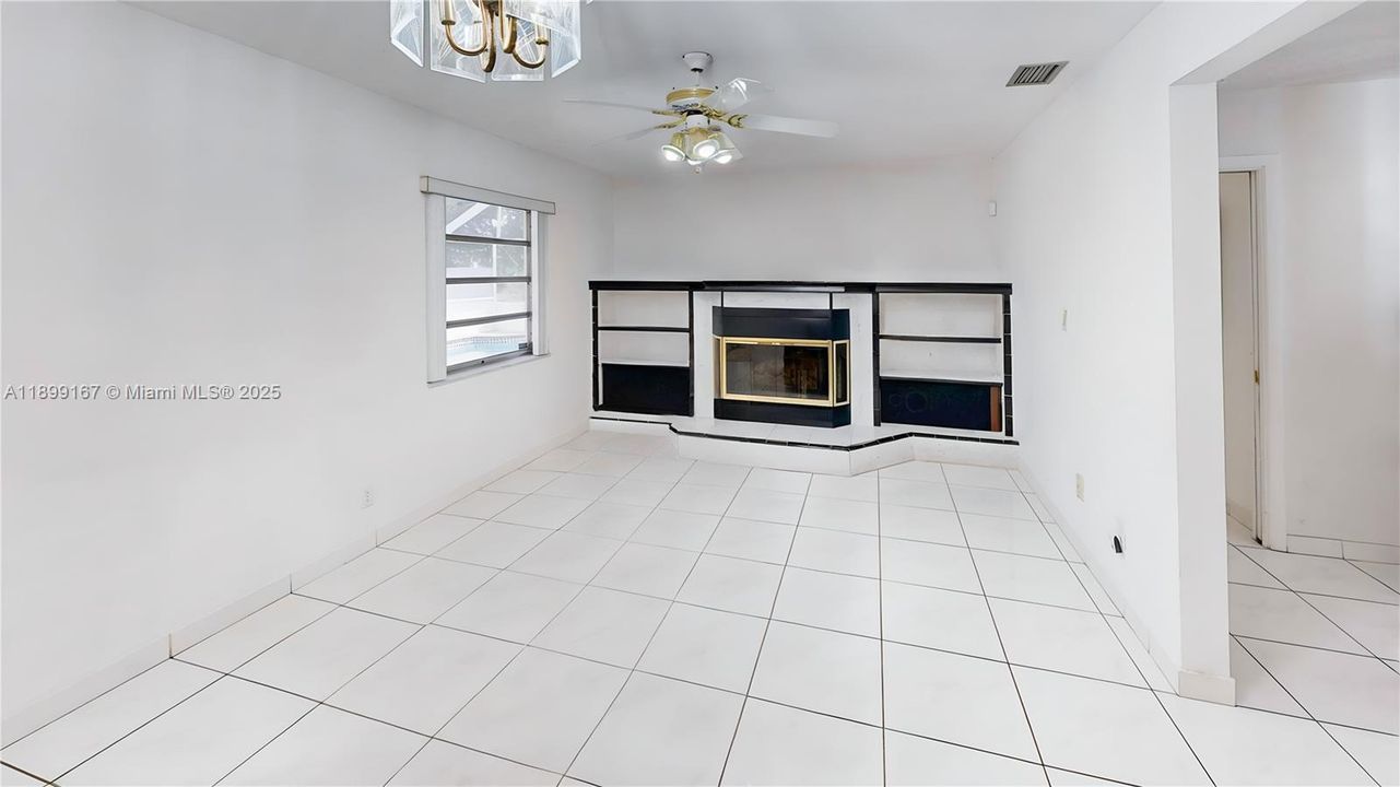 Под контрактом: $585,000 (4 спален, 2 ванн, 1603 Квадратных фут)