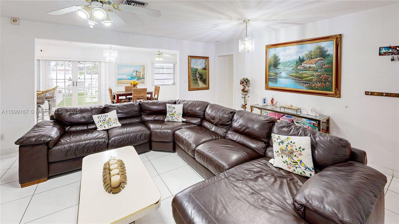 Под контрактом: $585,000 (4 спален, 2 ванн, 1603 Квадратных фут)